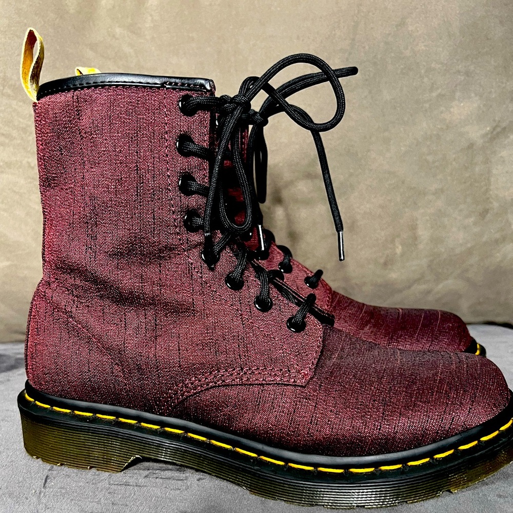 ($4.99 shipping) Dr martens Vegan Castel 8 US boots women’s burgundy Docs